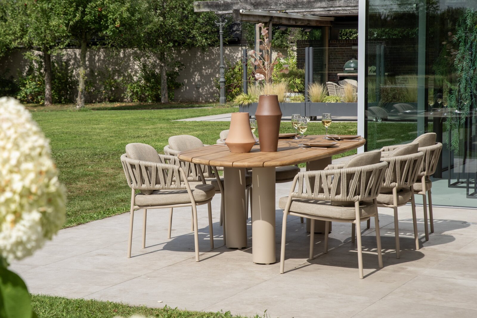 Calma dining set latte with Estate table teak 07.jpg