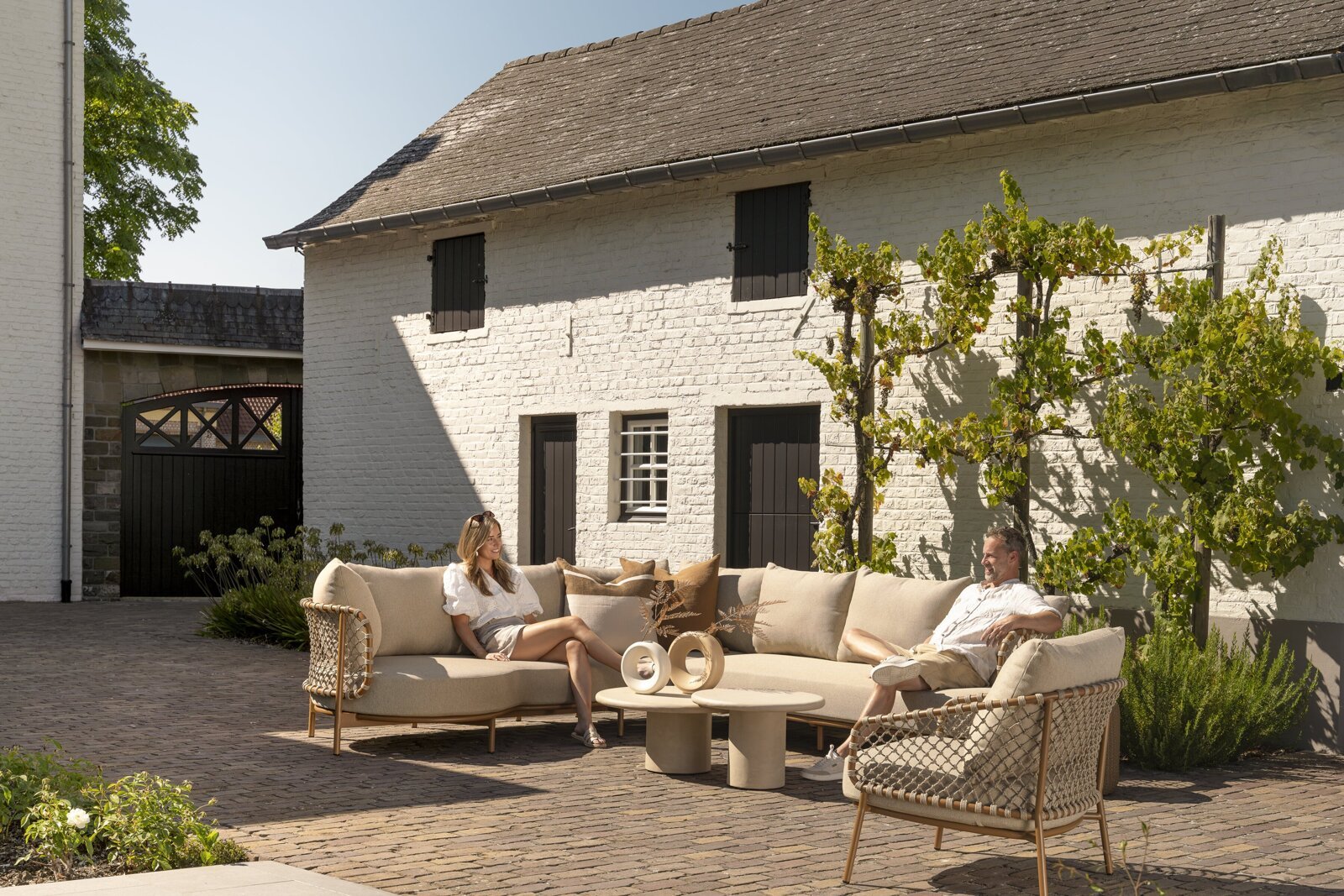 Martinique lounge set with Hampton tables - models 01.jpg