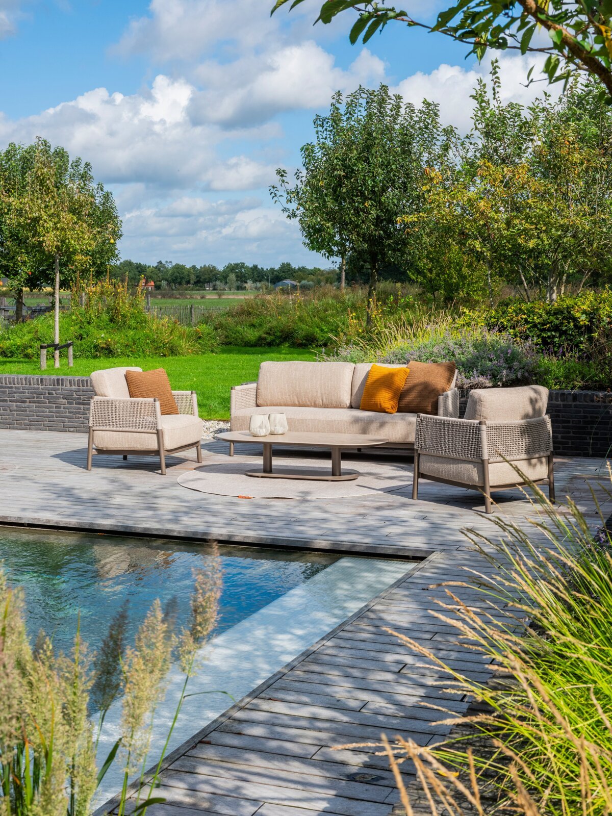 Savanne lounge set with Boaz table 02.jpg