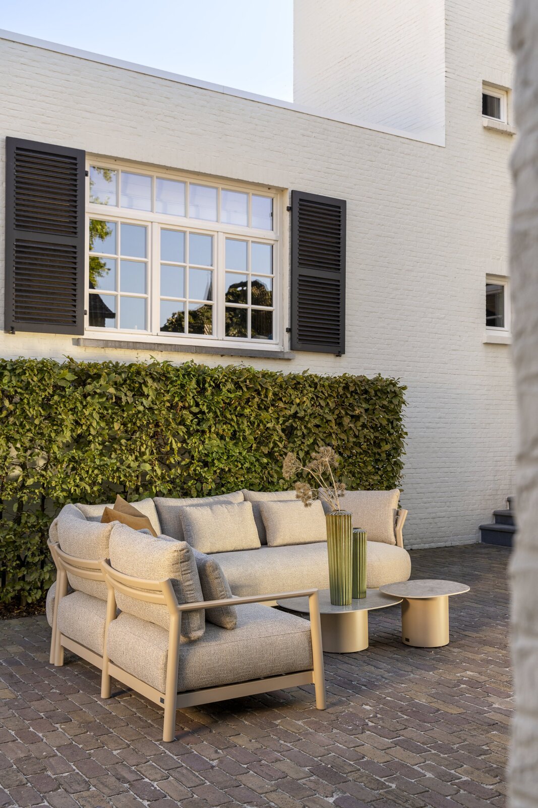 Mykonos loungeset with Sofie tables 03.jpg