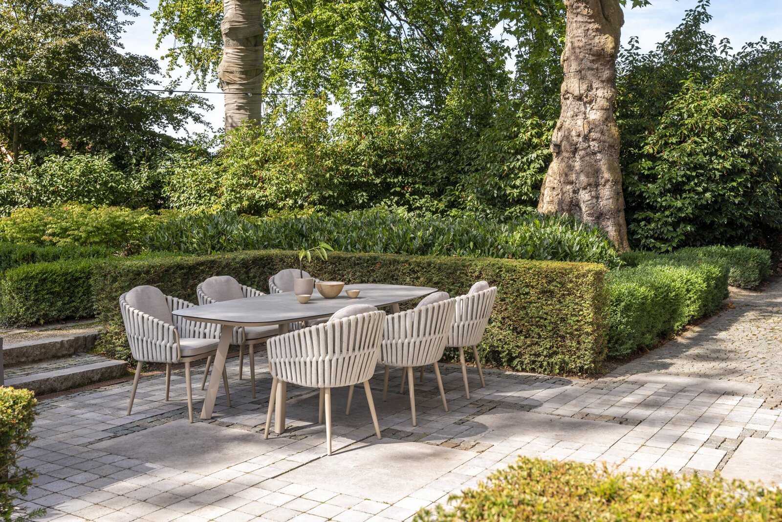 Eva dining chair with Manolo dining table barrel shape Latte _ 01.jpg