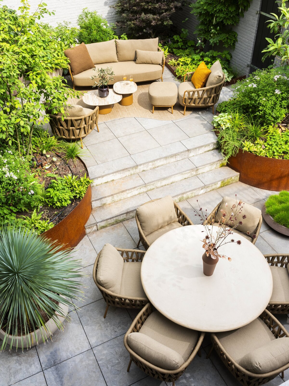 Biarritz lounge set with Sofie tables 01.jpg