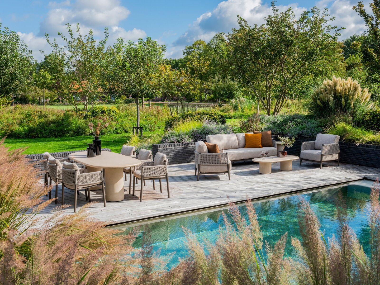 Savanne lounge set and dining set with Hampton tables 01.jpg