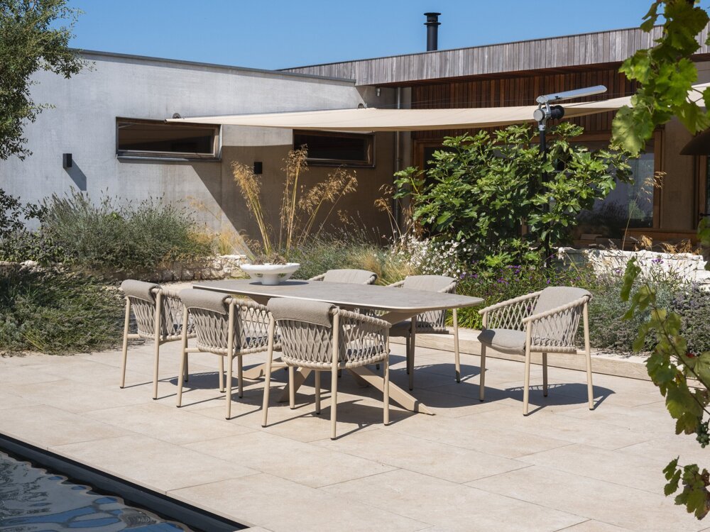 Allora dining set Latte with Prado barrel table ceramic outdoor 02.jpg