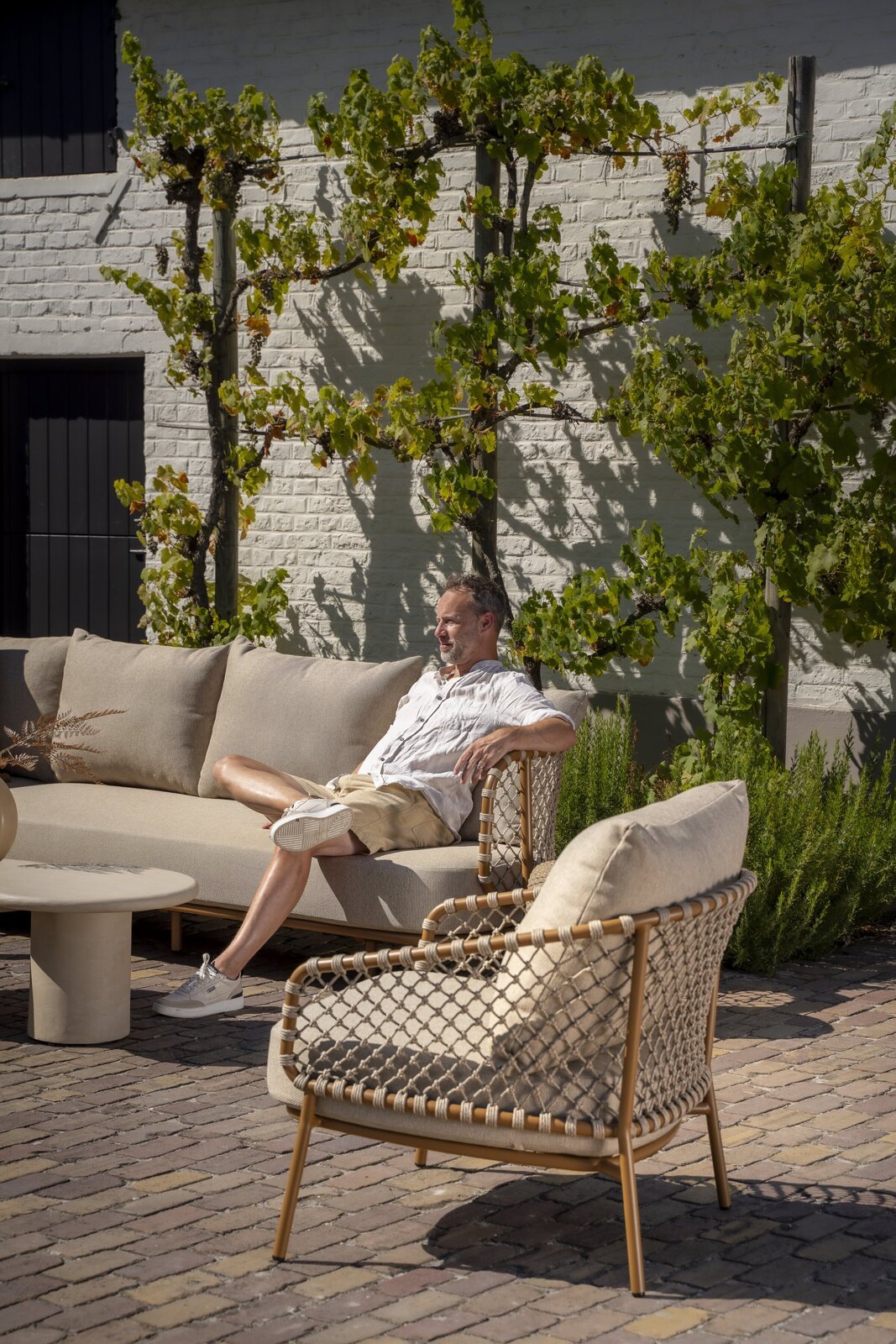 Martinique lounge set with Hampton tables - models 05.jpg