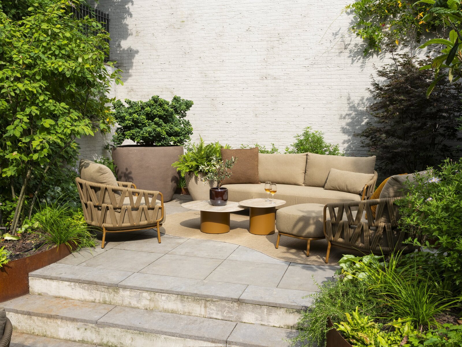 Biarritz lounge set with Sofie tables 02.jpg