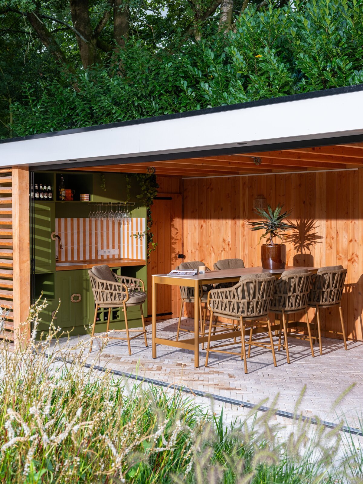 Biarritz high dining set with Soho table 02.jpg