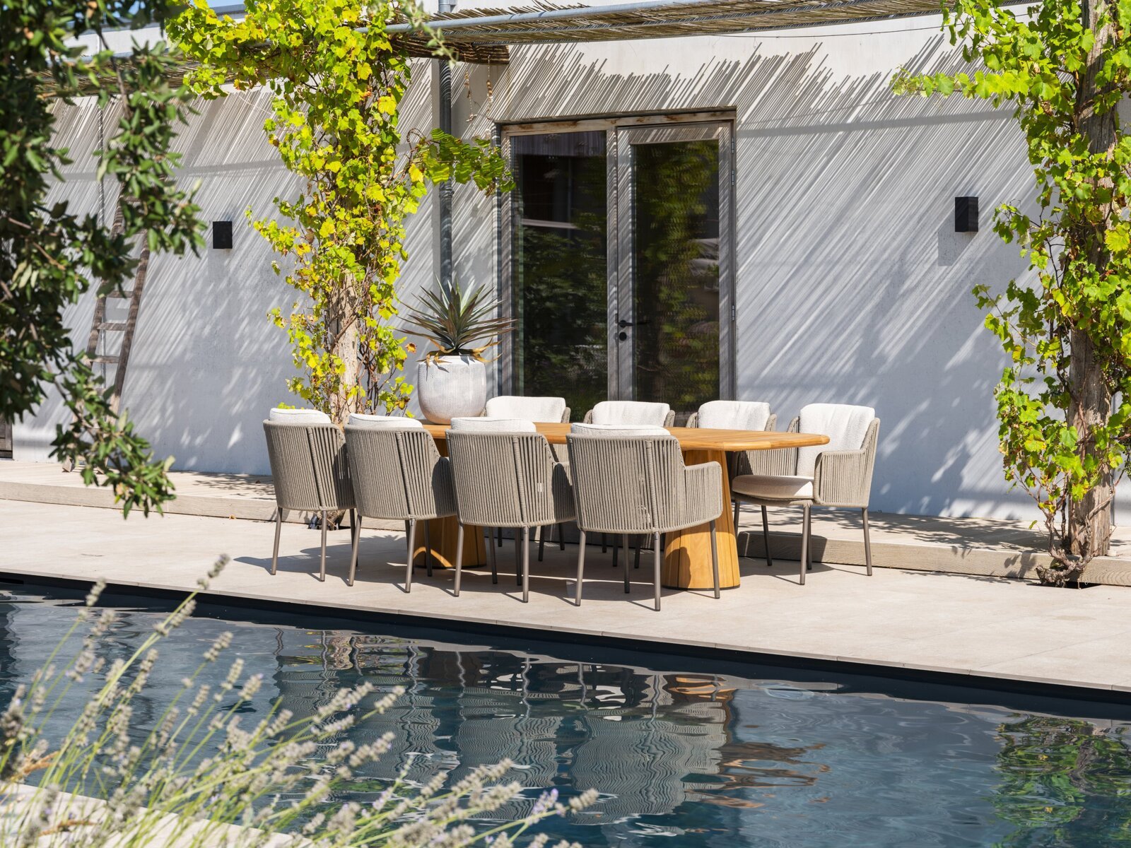 Bernini dining set Terre with Capri barrel table Teak 280x100cm outdoor 01.jpg