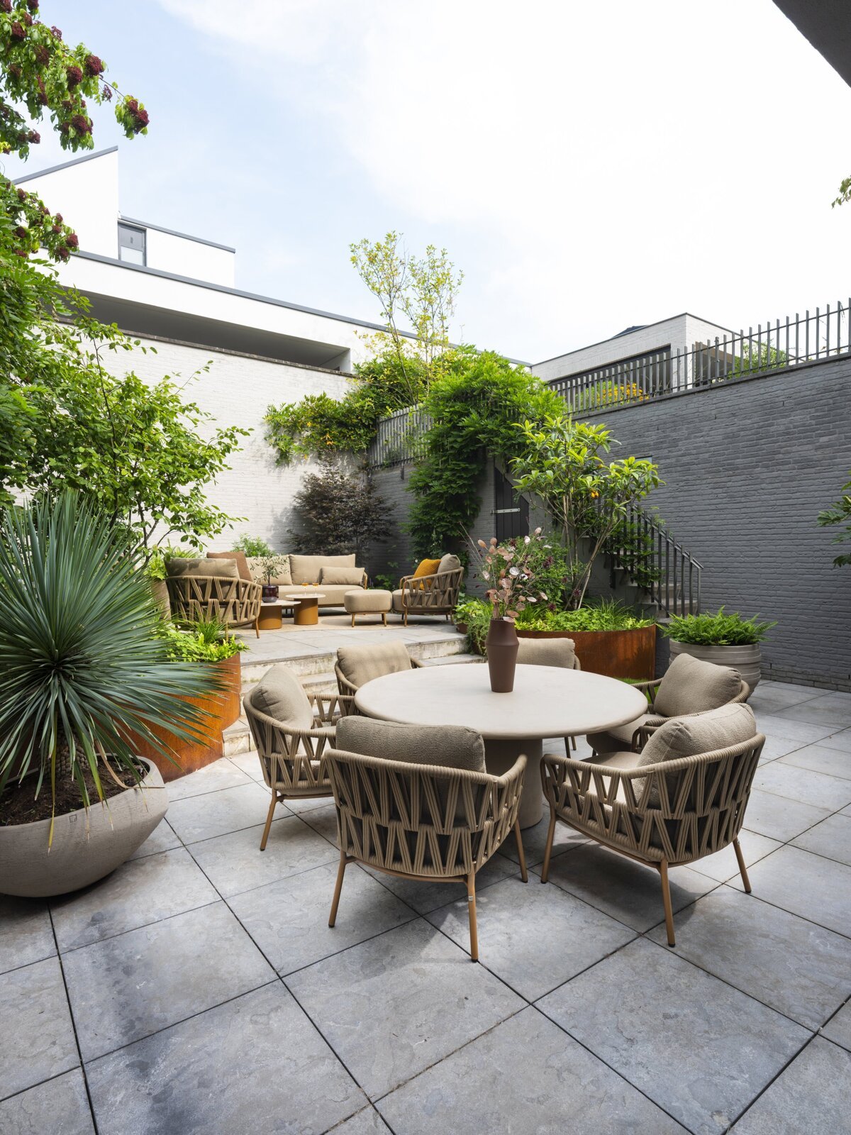 Biarritz low dining set with Hampton table 04.jpg