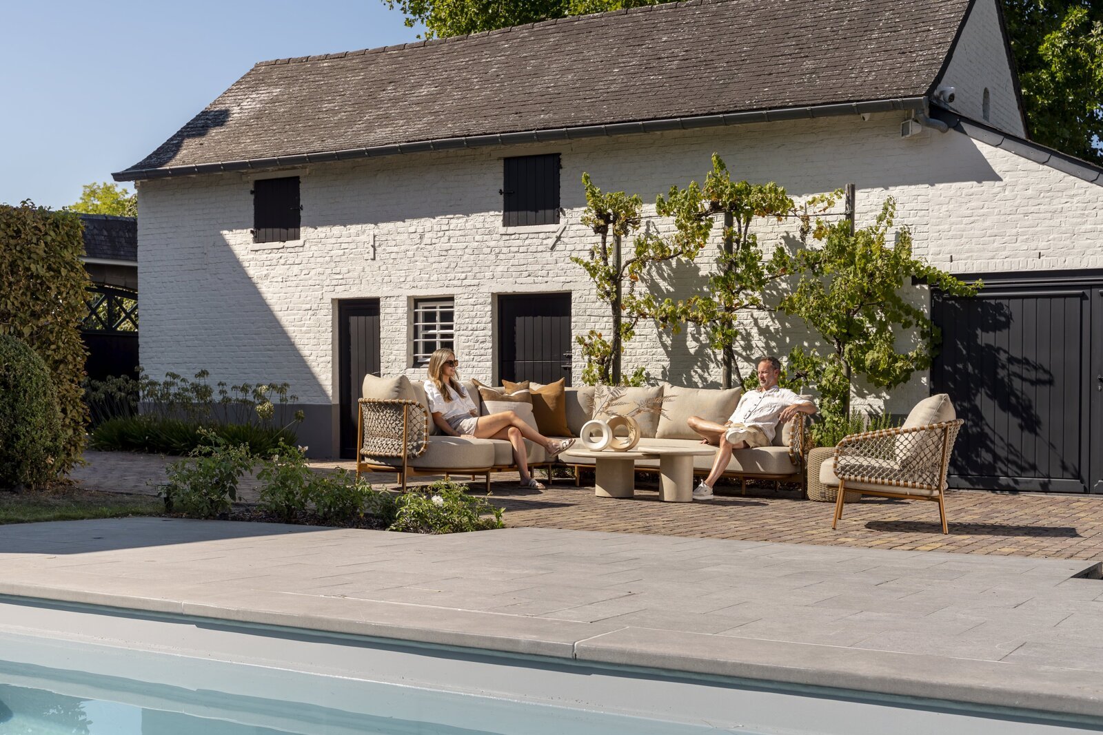 Martinique lounge set with Hampton tables - models 03.jpg