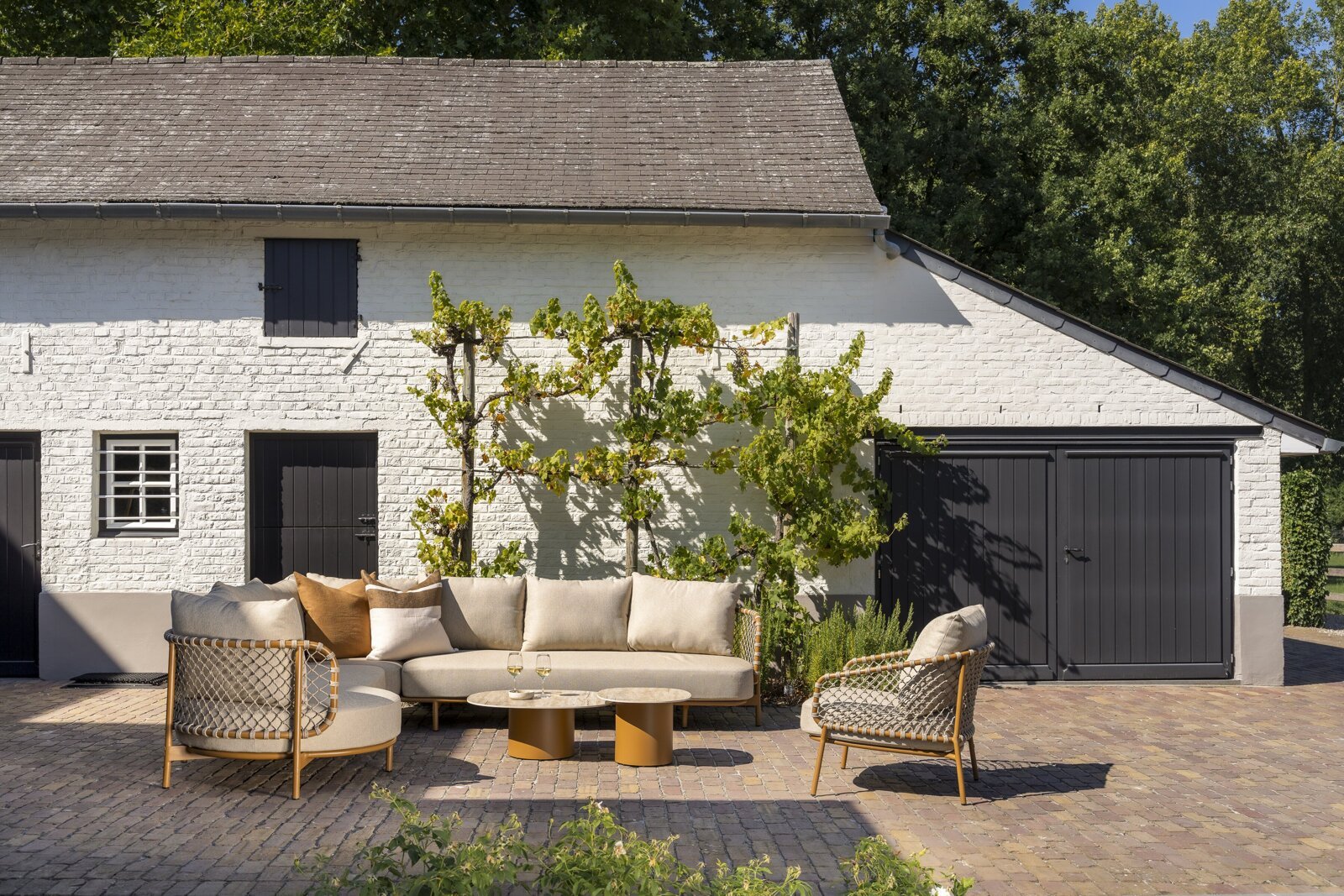 Martinique lounge set with Sofie tables 01.jpg