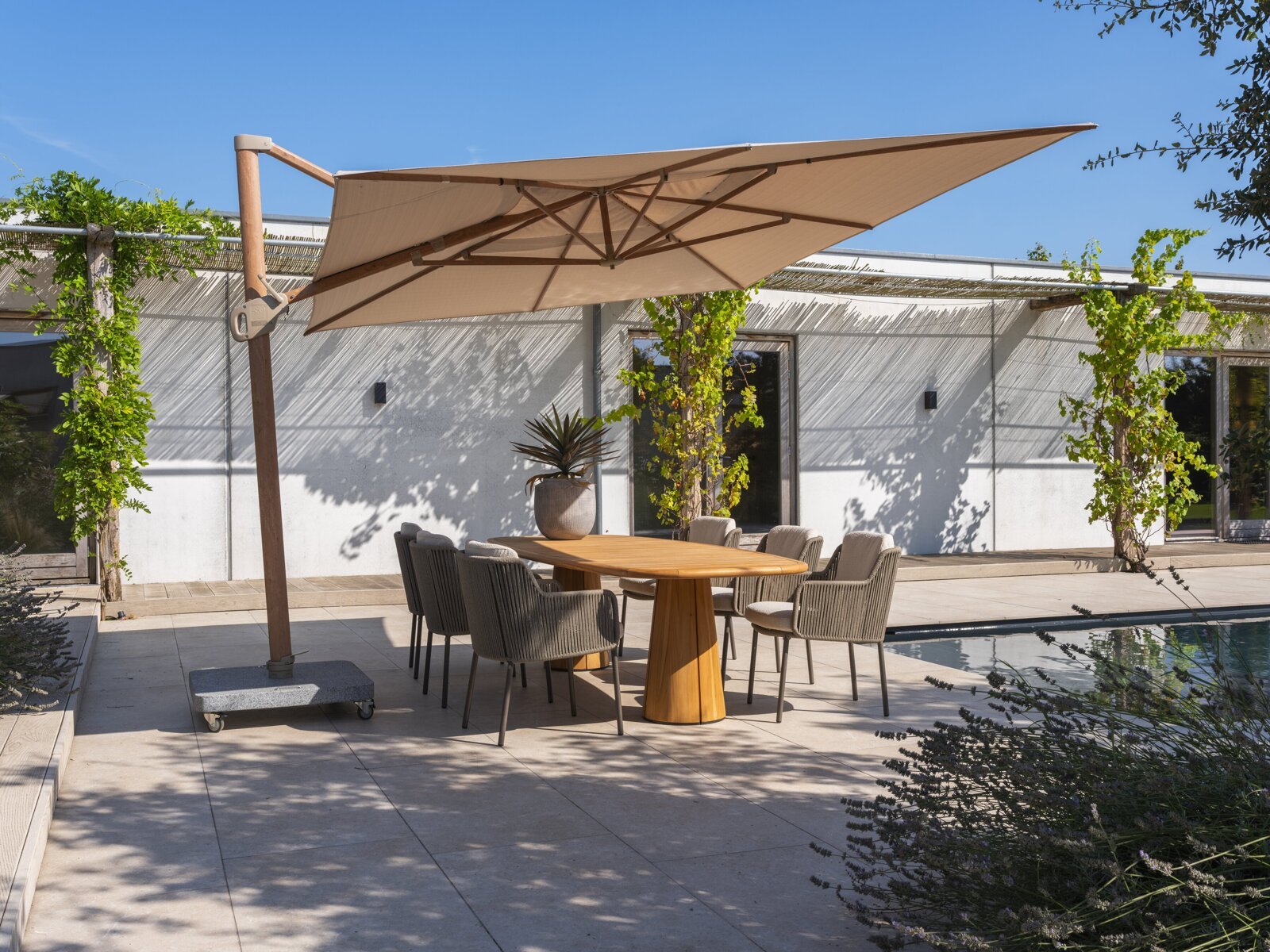 Bernini dining set Terre with Capri barrel table Teak 240x100cm and Hacienda parasol woodlook Sand outdoor 02.jpg