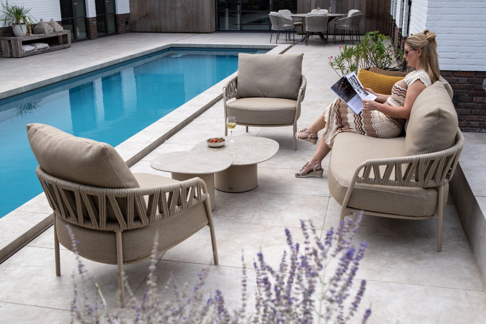 Calma lounge set latte with Sofie tables - models 02.jpg