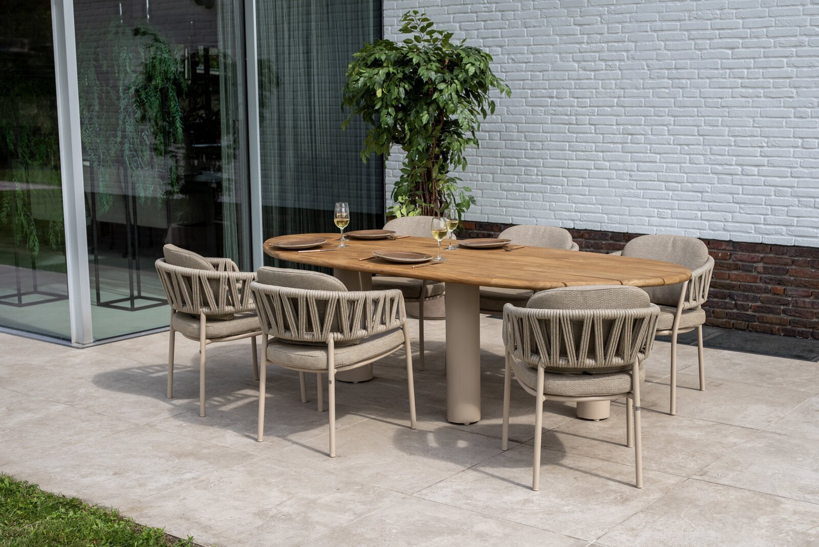Calma dining set latte with Estate table teak 09.jpg