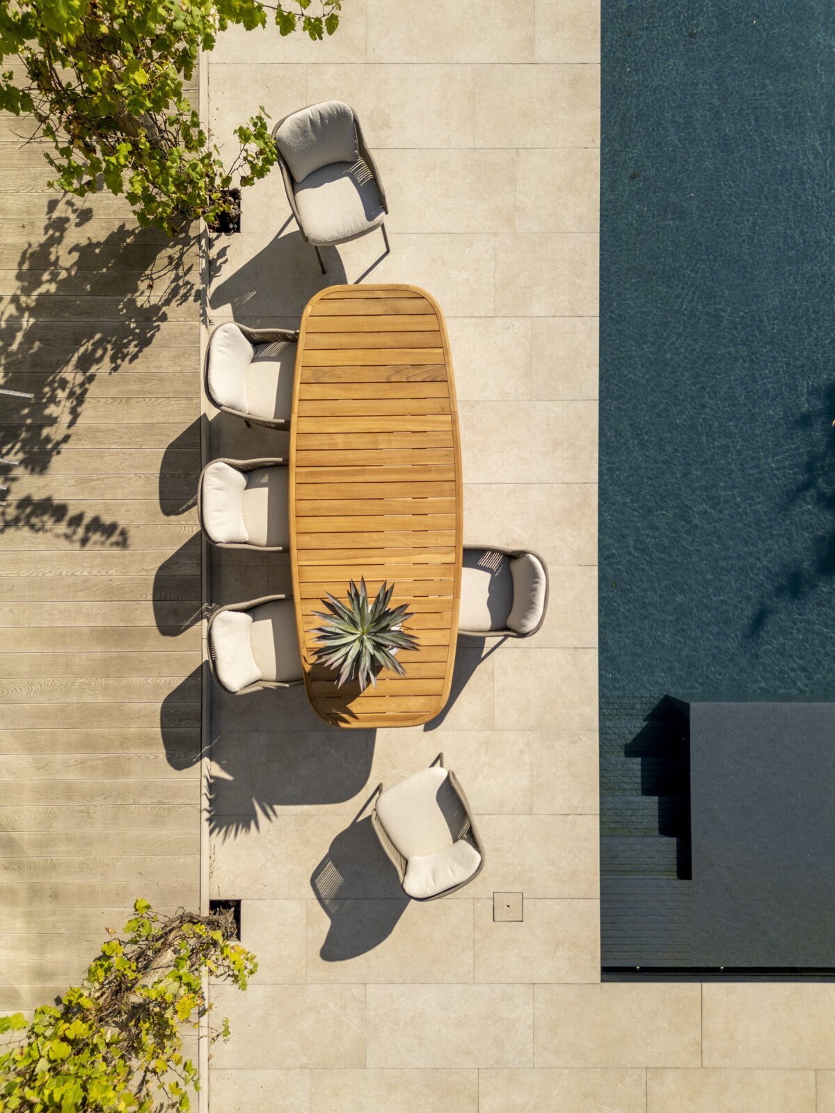 Bernini dining set with Capri barrel table 280cm topview 01.jpg