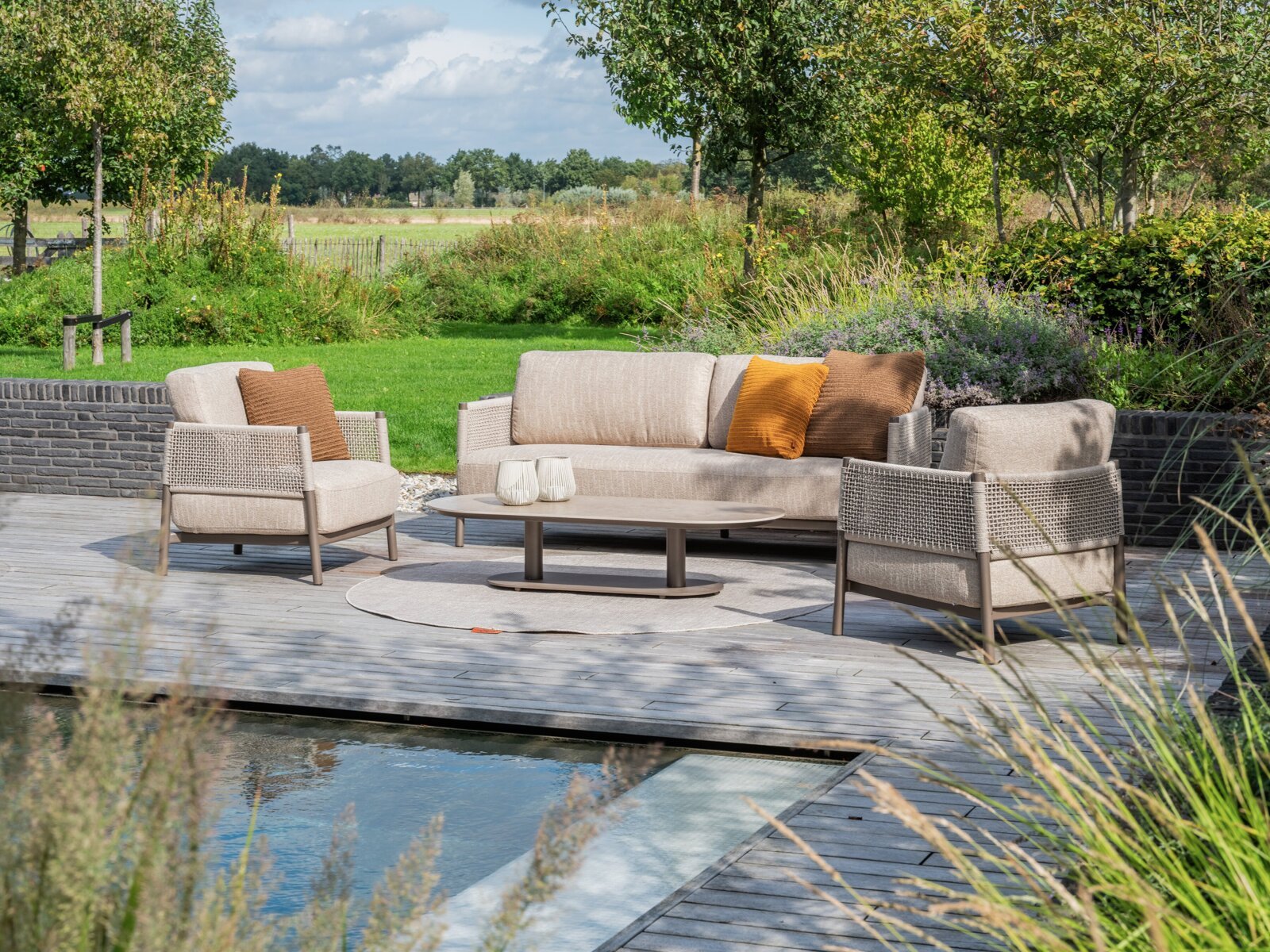 Savanne lounge set with Boaz table 01.jpg