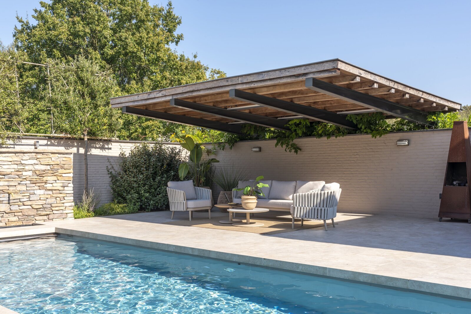 Eva lounge set with set of Sara tables outdoor 04.jpg