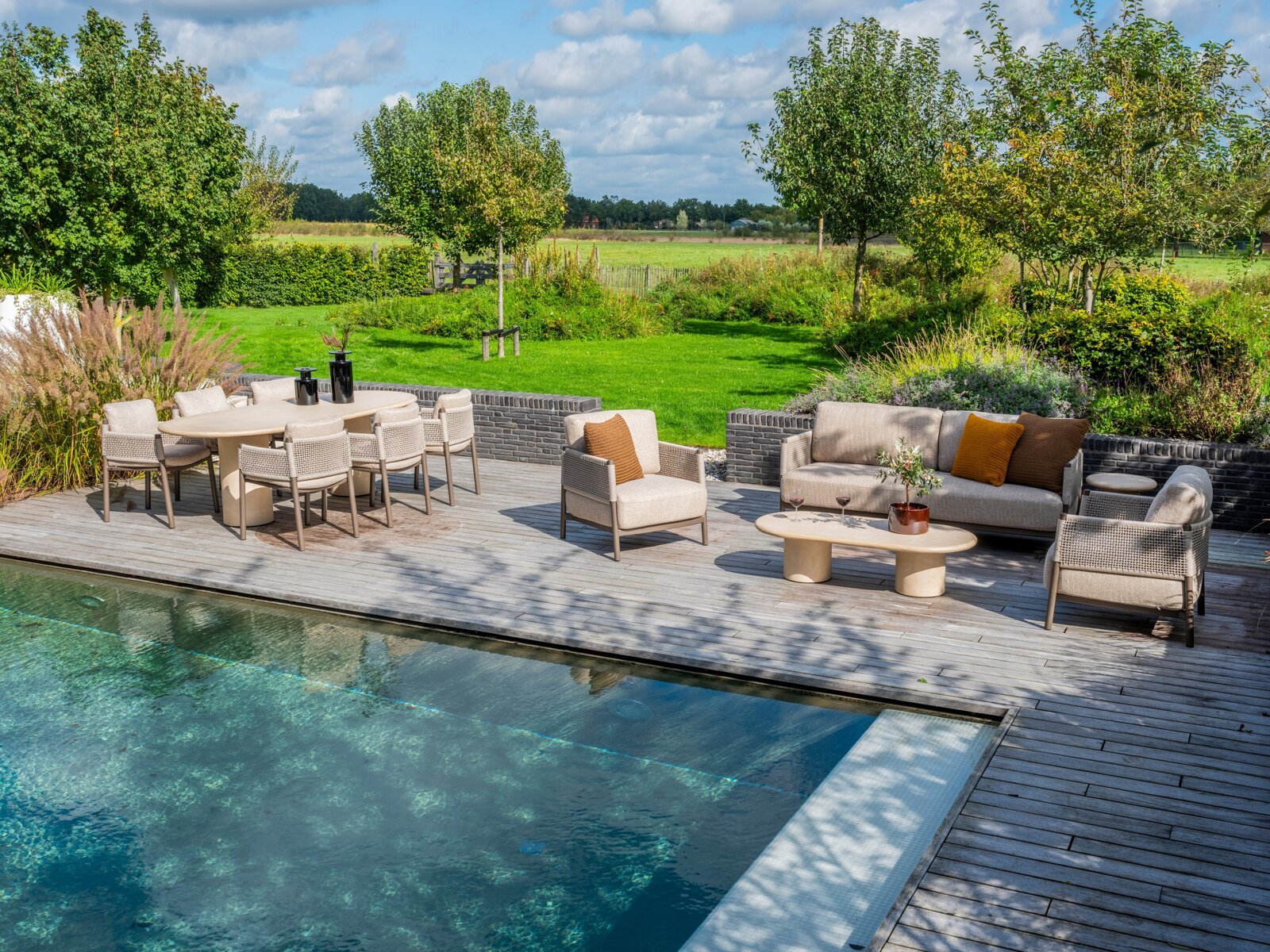 Savanne lounge set and dining set with Hampton tables 03.jpg