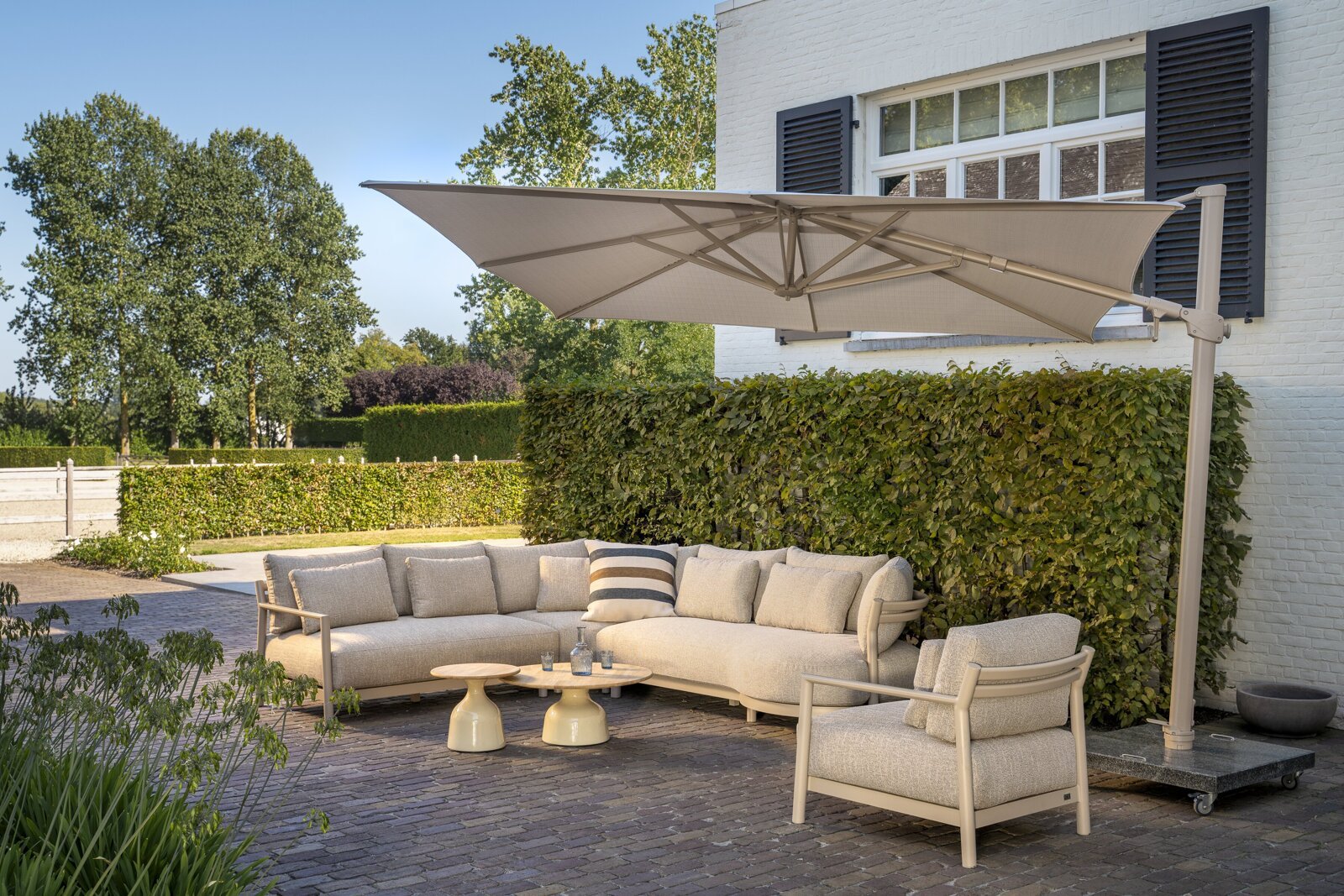 Mykonos loungeset with June tables 01.jpg