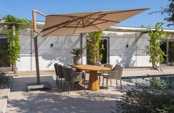 Bernini dining set Terre with Capri barrel table Teak 240x100cm and Hacienda parasol woodlook Sand outdoor 02.jpg