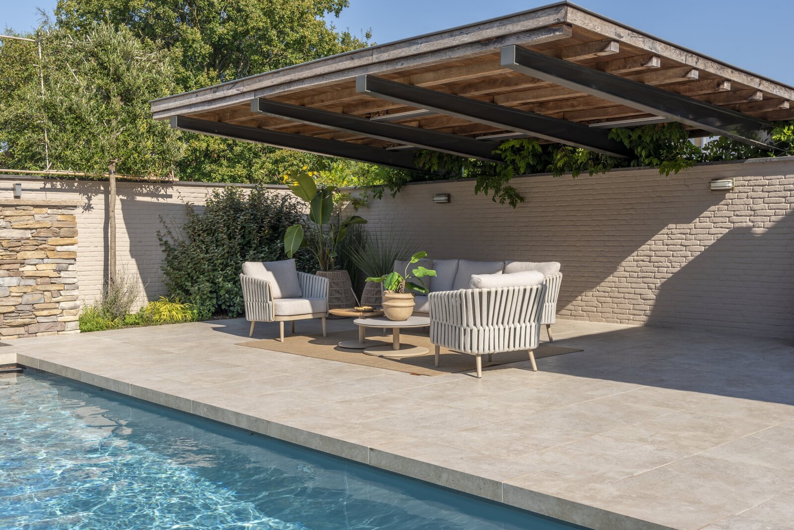 Eva lounge set with set of Sara tables outdoor 05.jpg